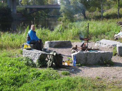 ReissunjÃ¤lkeen oli kiva paistella makkaraa ja keitellÃ¤ kahvia.
