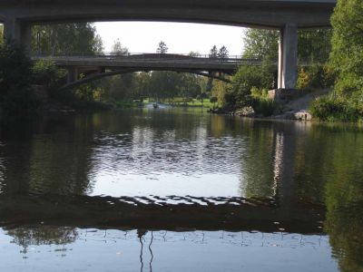 Joku saapuu paikalle lievÃ¤sti savuttavalla moottoriveneellÃ¤.
