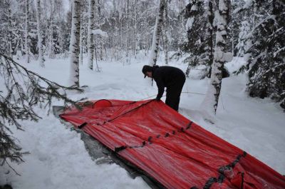 TelttakeppejÃ¤ tÃ¤hÃ¤n menee neljÃ¤, teltta on molemmista pÃ¤istÃ¤ jo laitettu telttakiiloilla jo maahan kiinni.
