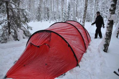 Teltta alkaa olemaan pystyssÃ¤, telttakepit paikoillaan, nyt voi alkaa kiinnitelemÃ¤Ã¤n telttanaruja maahan. 
