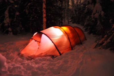 LÃ¤mpÃ¶isestÃ¤ teltasta on melkoisen ikÃ¤vÃ¤ lÃ¤hteÃ¤ purkuhommiin ulos sateeseen, kylmÃ¤Ã¤n ja pimeÃ¤Ã¤n..
