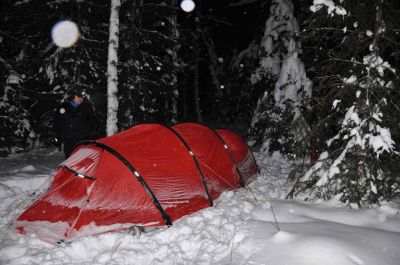 Ulkoa teltta on osittain kuurassa ja jÃ¤Ã¤ssÃ¤, ei kuitenkaan ole vaikea homma tÃ¤tÃ¤ purkaa ja pakata takaisin pussiinsa. Kotona odottaakin sitten pieni teltankuivaus operaatio ;)
