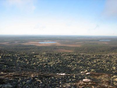 Maisemaa
Onneksi pilvet hÃ¤ipyivÃ¤t ja tunturinlaelta oli hienot maisemat.
