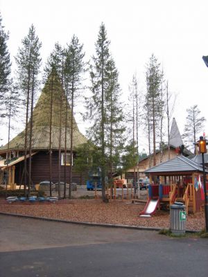 Napapiirin turistirysÃ¤
Ei vielÃ¤ ollut ihan sesonkia joten rauhassa sai olla.
