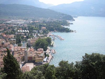 Rivaa kuvattuna vuorenrinteeltÃ¤.
