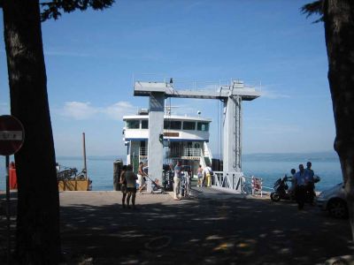 Autolautta oli nÃ¤ppÃ¤rÃ¤ tapa pÃ¤Ã¤stÃ¤ gardajÃ¤rven kylistÃ¤ toiseen kun ei ruuhkat jÃ¤rvellÃ¤ hidasta matkantekoa. Hintakaan ei ollut kovin paha.
