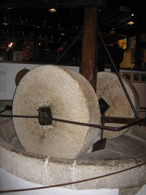 OliiviÃ¶ljymuseon laitteistoa.
