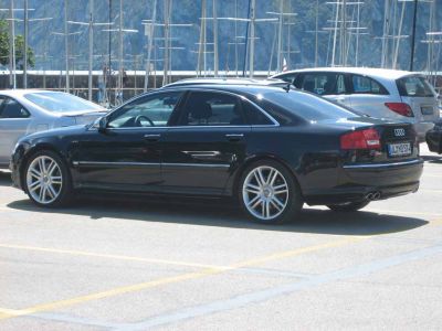 Italiasssa autot ovat edullisia, ja upeita urheilu/edustus autoja tuntui olevan miltei jokaisella. Kuvassa Audi S8.
LentokentÃ¤llÃ¤ huomasin uuden VW Golf Variantin 1.9TDI:n hintaan 25tâ‚¬, suomessa sama maksaa noin 30tâ‚¬
