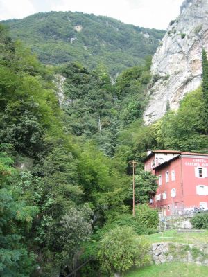 TÃ¤ssÃ¤ tullaan katselmaan Veronen vesiputouksia. Vesi putoaa noin 90 metriÃ¤ ja on muovannut kallioon hienot luolat/onkalot.
