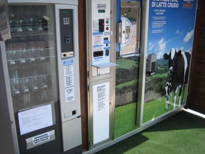 Maitoautomaatti josta paikaliset kÃ¤vivÃ¤t tÃ¤yttÃ¤mÃ¤ssÃ¤ maitopulloja. Hauska vekotin kun sanoi ihan Ammuu kun tÃ¤ytti pulloa.
