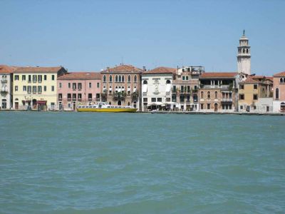 Venetsiaan saavutaan vesitaksilla.
