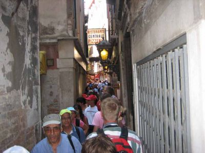 Venetsiahan on todella romanttinen kaupunki, kyllÃ¤ tÃ¤ssÃ¤ ryysiksessÃ¤ on romantiikka kaukana. :)
