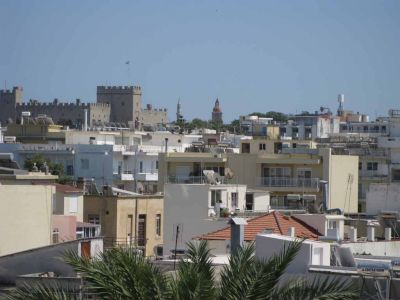 Vanha kaupunki
Taustalla nÃ¤kyy Rhodoksen vanhan kaupungin muurit,
