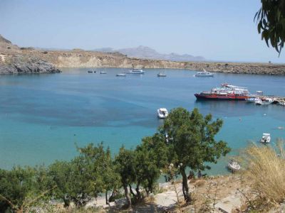 Lindos
NÃ¤mÃ¤ muutamat seuraavat kuvat ovat Lindoksesta, paikalle tultiin pÃ¤ivÃ¤risteilyllÃ¤ ja kaupunkiin kiivettiin kapeaa tietÃ¤ pitkin jolla toimi aasi-taxi. PÃ¤ivÃ¤ oli reissun kuumin noin +38 joten aasi-taxilla riitti asiakkaita.
