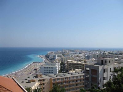 Rhodoksen kaupunki
Patikoitiin hieman etÃ¤Ã¤mmÃ¤ksi kaupungista ja sieltÃ¤ aukeni hieno nÃ¤kÃ¶ala Rhodoksen kaupunkiin. 
